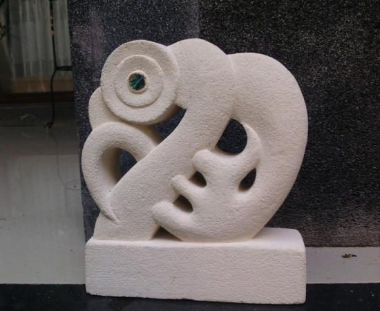 Patung Abstrak Dari Batu Paras