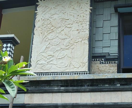 Relief dinding rumah motif alam