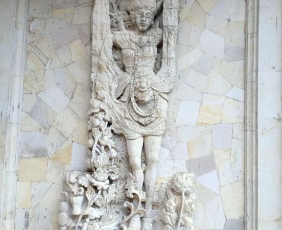 relief dinding teras motif penari bali